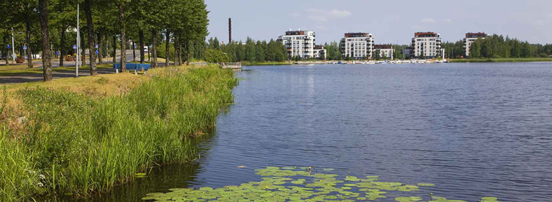 Kerrostaloja järven rannalla