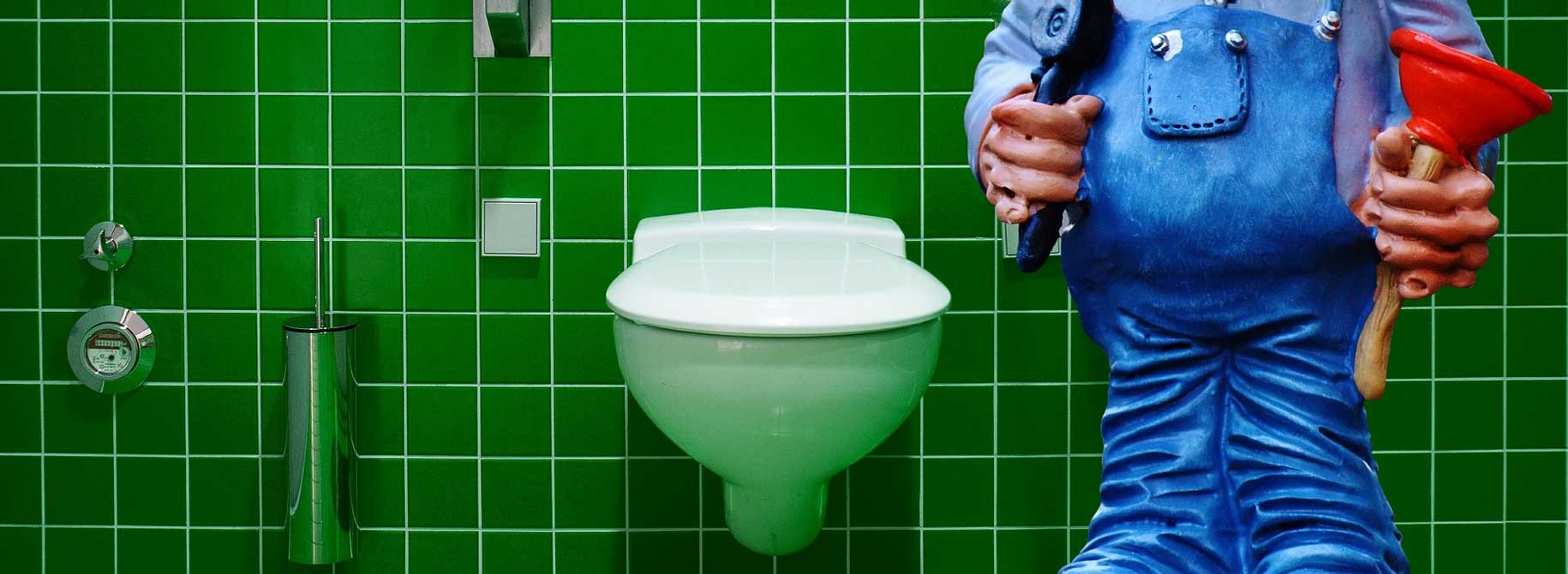 Isännöitsijä korjaamassa WC:tä Isännöitsijä korjaamassa WC:tä