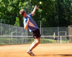 Kaksi miestä pelaa tennistä