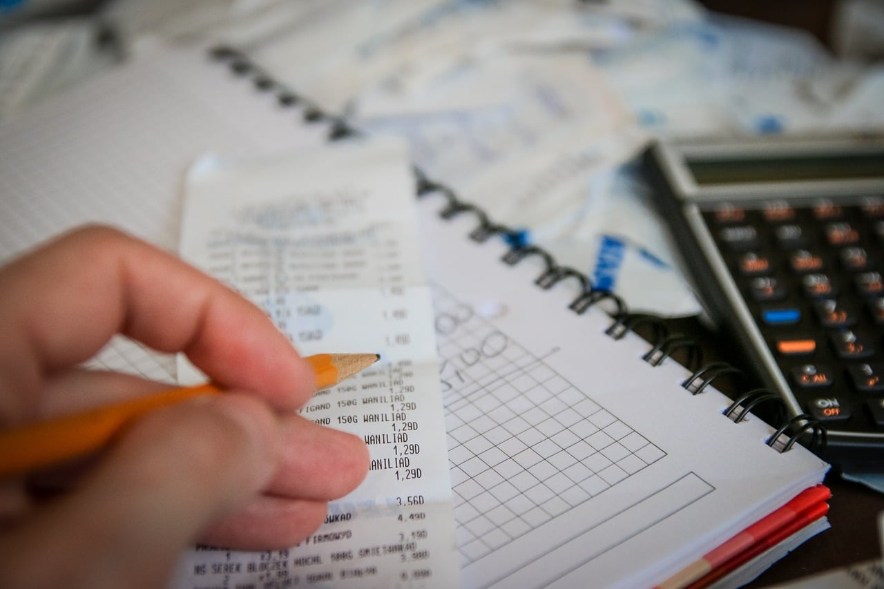 picture of receipt and calculator