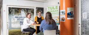 Kuvassa ihmiset istuvat yhdessä pöydällä