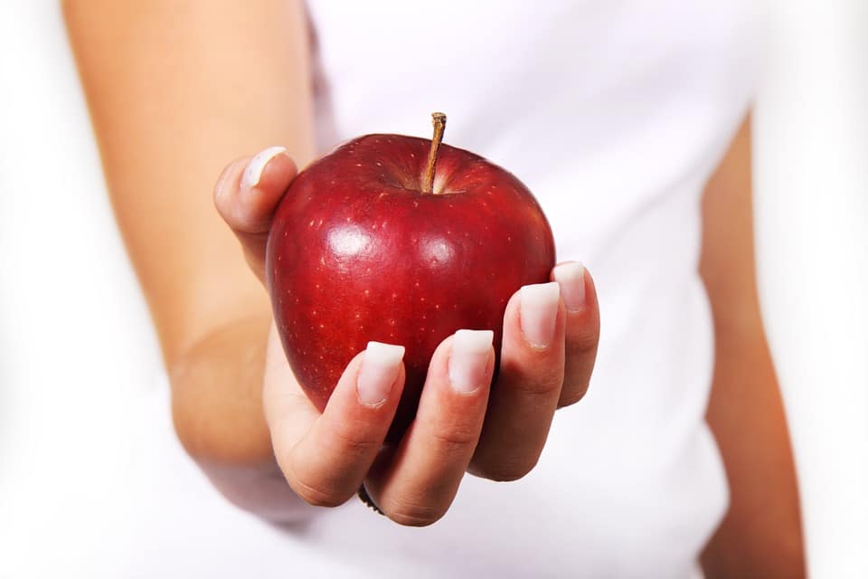 Omena kädessä in picture a hand with an apple