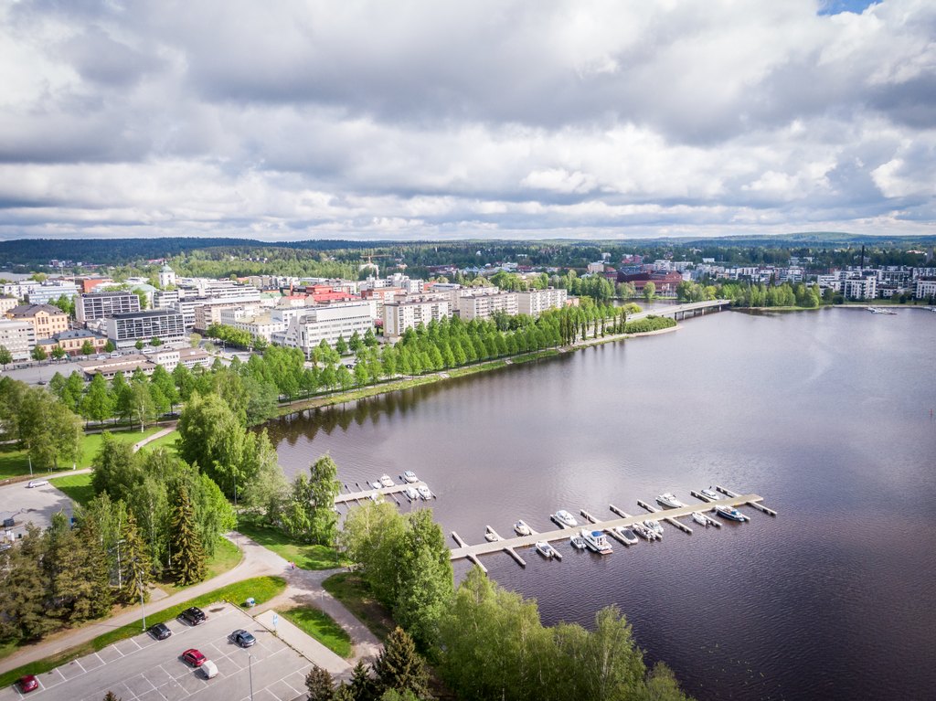 kaupunki kuvassa Hämeensaaren ranta ilmasta kuvattuna.