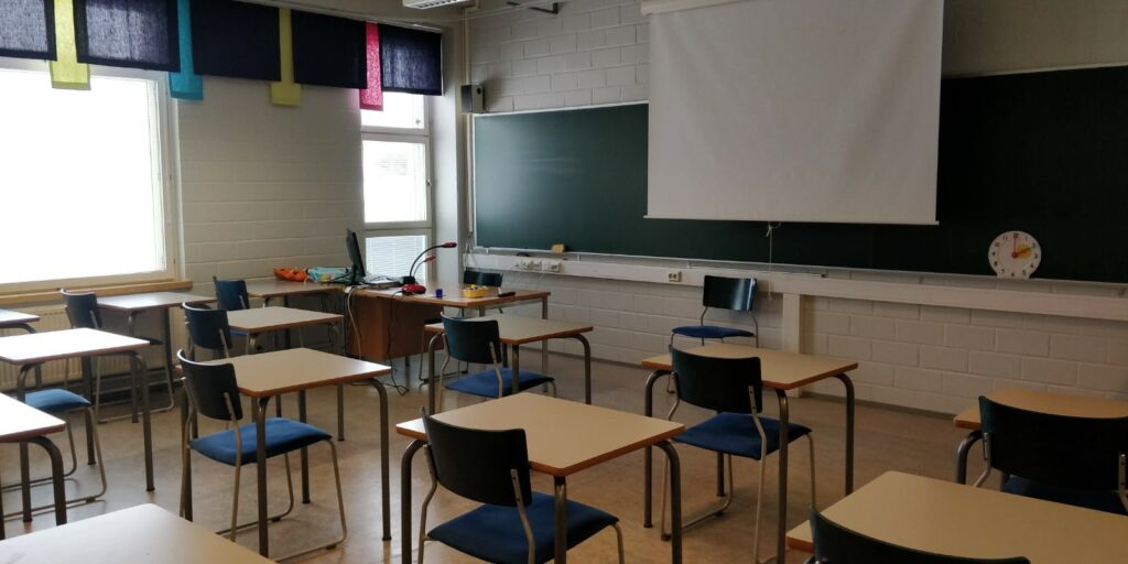 pöydät ja tuolit luokassa
