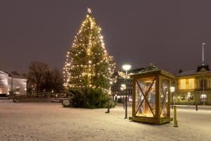 2022-11-28-torin kuusi-2 Main Market Square in Hämeenlinna decorated with Christmas tree