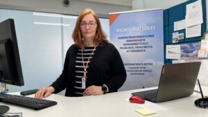 palveluneuvoja tiskillä