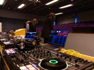 nuoret ihmiset musiikkistudiossa