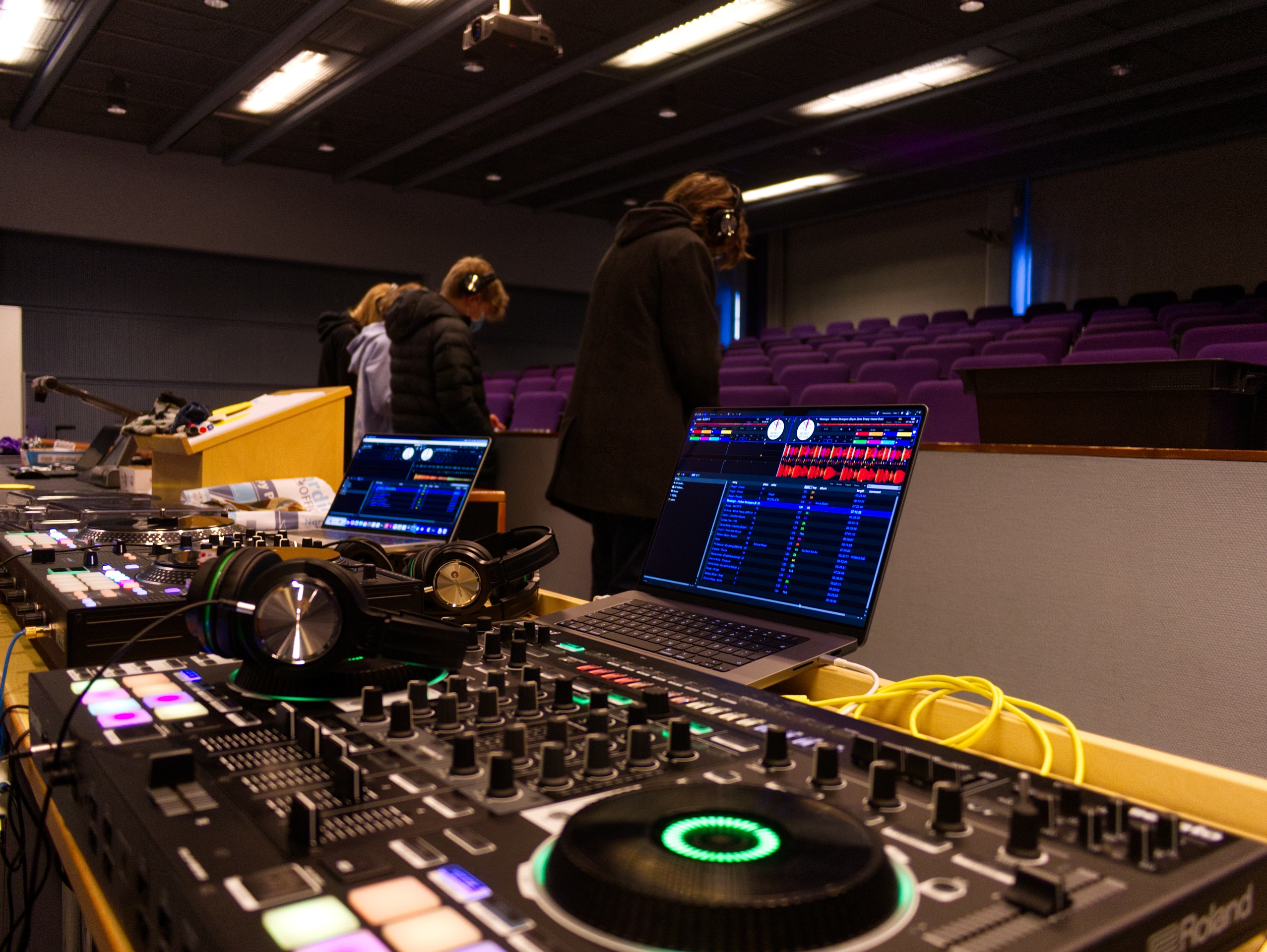 nuoret ihmiset musiikkistudiossa